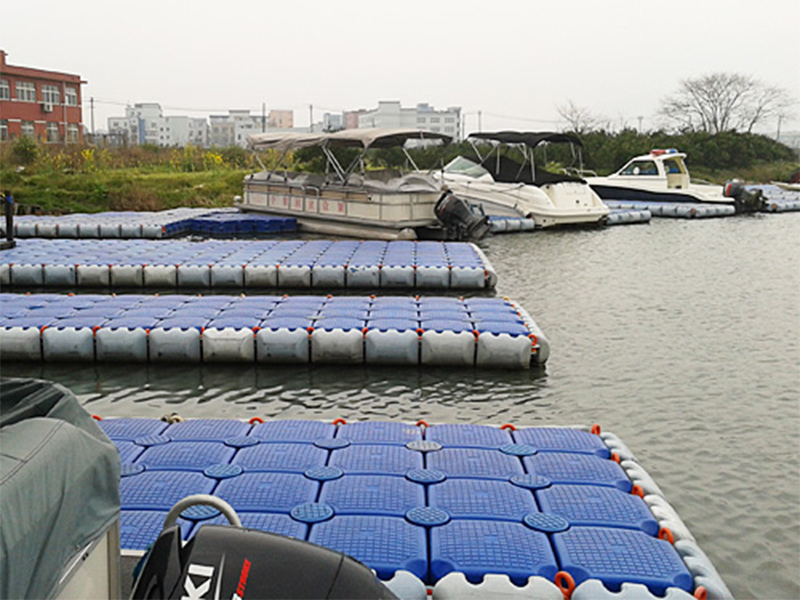Pontoon rör fljóta